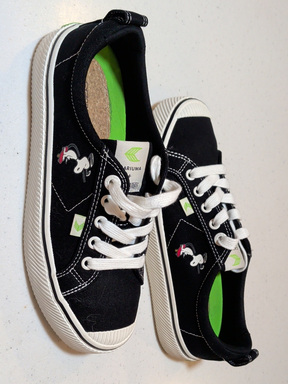 NWOT Cariuma Sneaker OCA Low PEANUTS Snoopy Surf Black canvas M5.5/W7